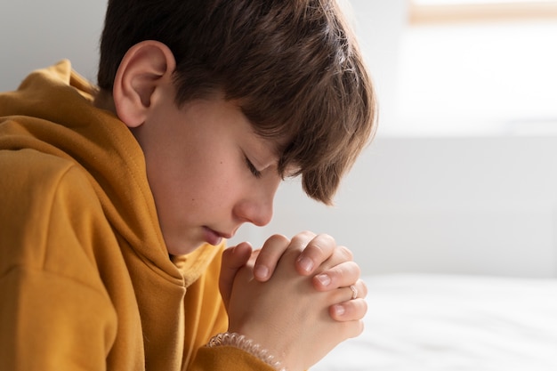 Foto gratuita primo piano sul bambino che prega