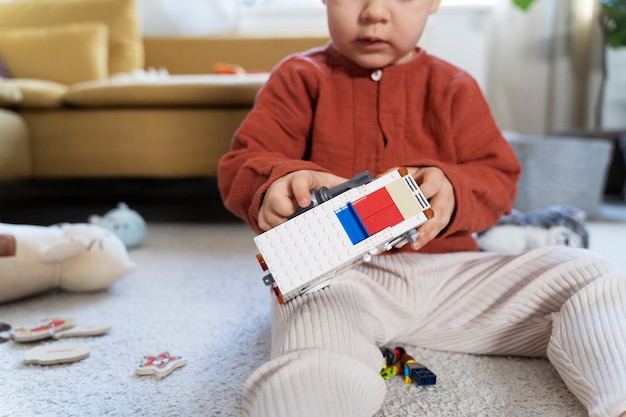 車のおもちゃを修理する子供のクローズアップ