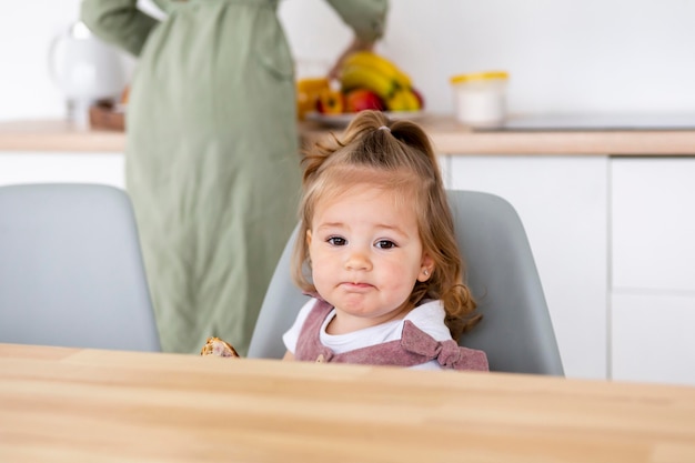 椅子に座っているクローズアップの子供