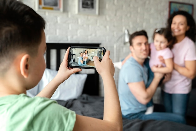 Foto gratuita chiuda sul bambino che cattura le foto