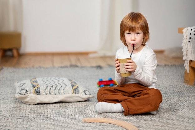 Foto gratuita primo piano sul bambino nella loro stanza che si diverte