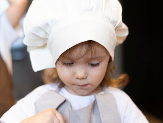 料理の服を着ているクローズアップの子供