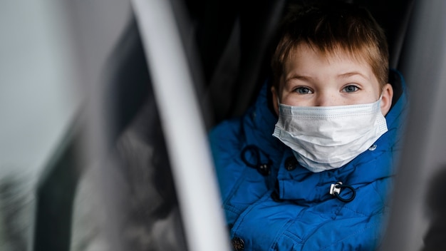 Foto gratuita maschera da portare del bambino del primo piano