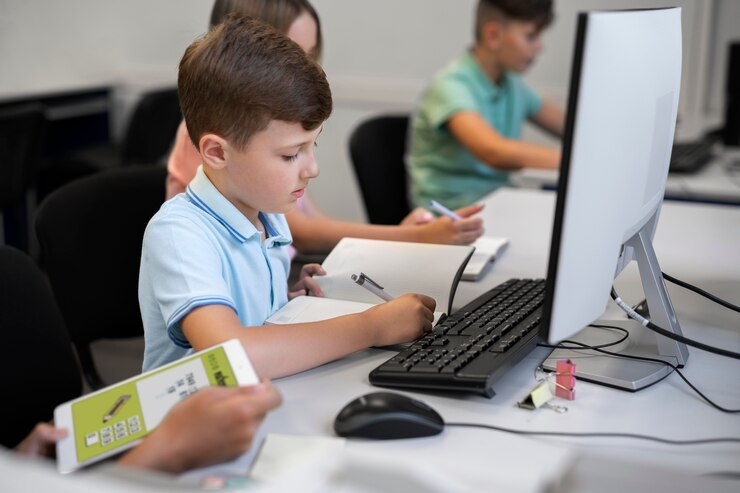 मुफ़्त फोटो close up on kid while having technology education class