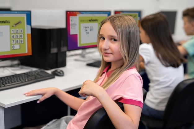 Foto gratuita primo piano sul bambino durante una lezione di educazione tecnologica