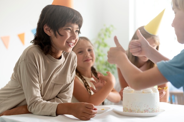 Bambini ravvicinati che festeggiano il compleanno