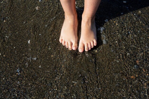 해변에서 아이 발을 닫습니다