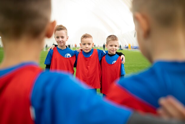 サッカー場で子供たちをクローズアップ