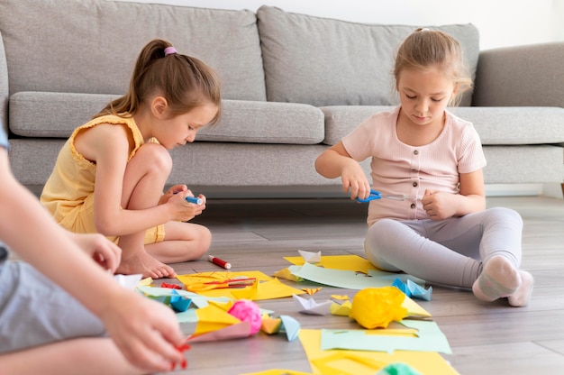 Foto gratuita bambini ravvicinati che giocano sul pavimento