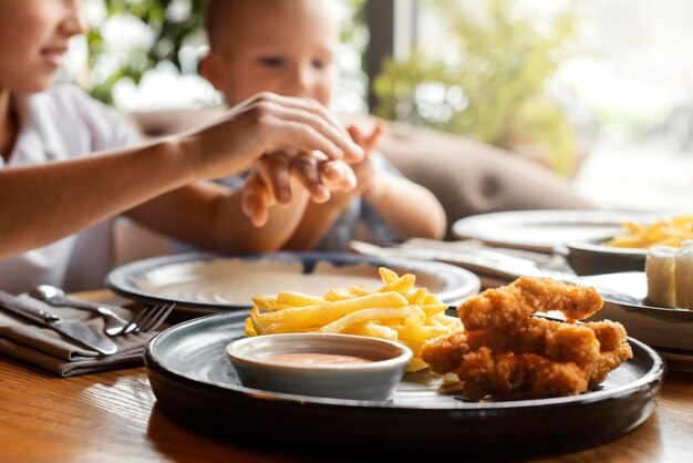 テーブルに座っている子供たちをクローズアップ