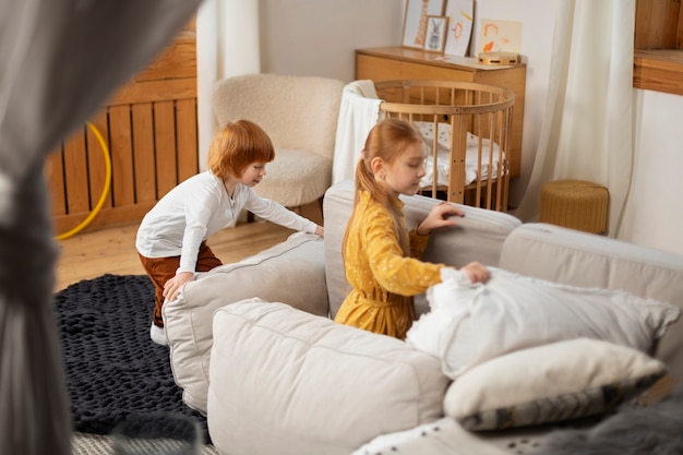 Foto gratuita primo piano sui bambini nella loro stanza che si divertono