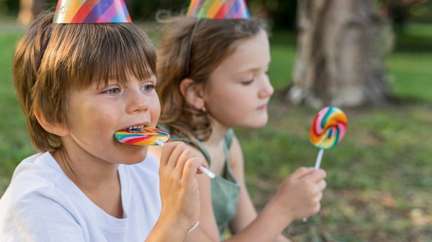 Free photo close-up kids with lollipops