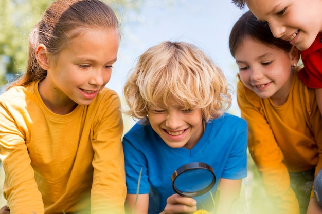 Free photo close up kids with magnifying glass