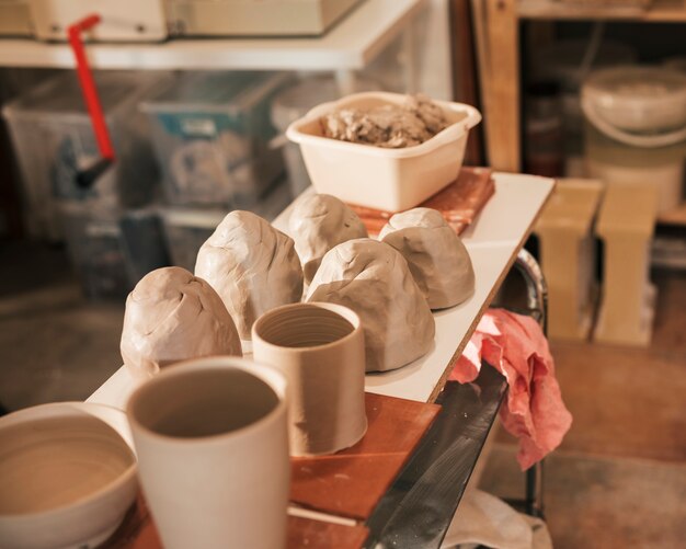 Крупный план замешенного теста; керамическая ваза на столе