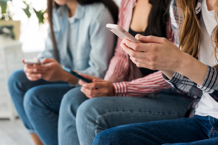無料Photo 電話を保持している女性の手のクローズアップ