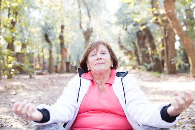 Foto gratuita close-up della donna meditazione all'aperto