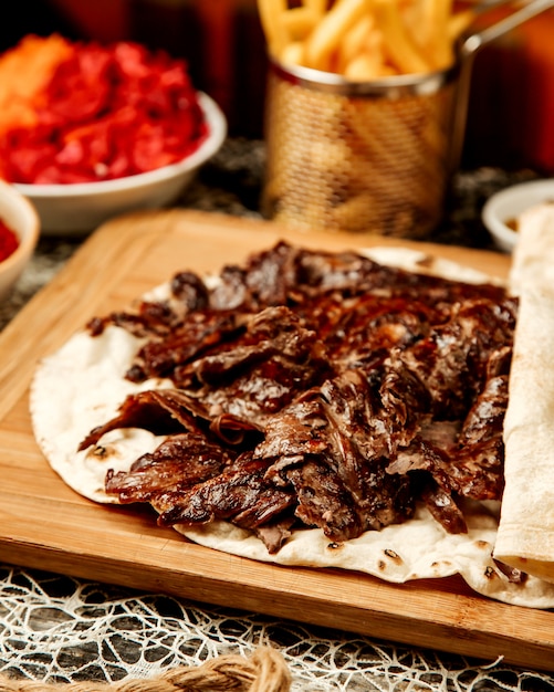 Flatbread에 배치하는 양고기 doner 케밥의 클로즈업