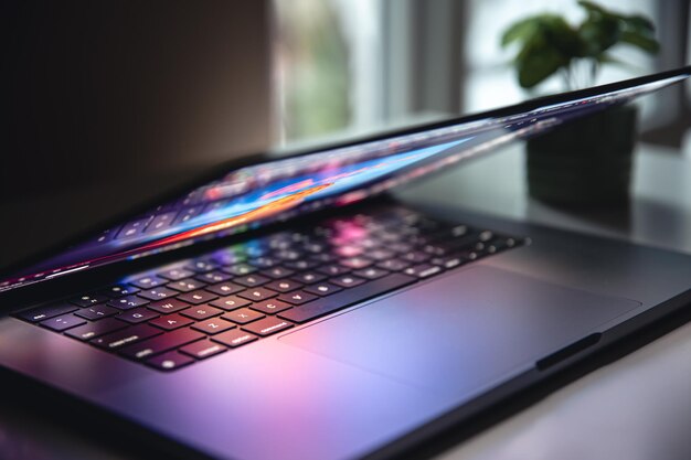 ノート パソコンのキーボードのクローズ アップ カラフルなネオン照明バックライト付きキーボード
