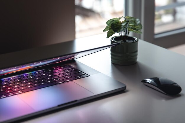 Крупный план клавиатуры ноутбука с красочной неоновой подсветкой клавиатуры с подсветкой