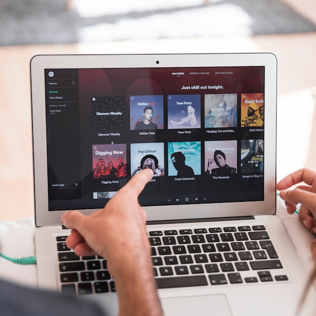 Free photo close-up of laptop with spotify app