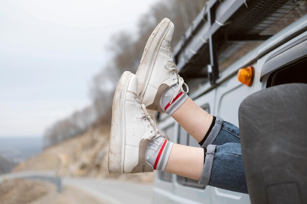 Chiudi le gambe fuori dal finestrino dell'auto