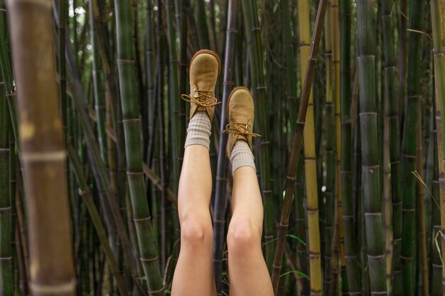 竹でポーズをとる足をクローズアップ