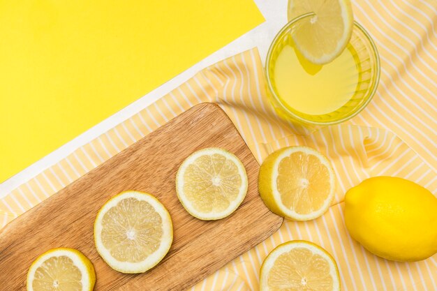 Крупный план лимоны и лимонад