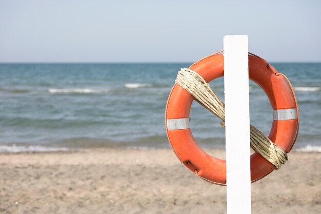 Закройте спасательный круг на пляже