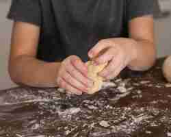 Foto gratuita ragazzino del primo piano che produce pasta