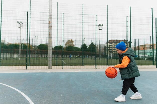 バスケットボールをしている男の子のクローズアップ