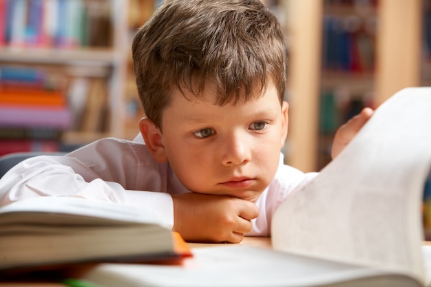 Free photo close-up of little boy reading a book