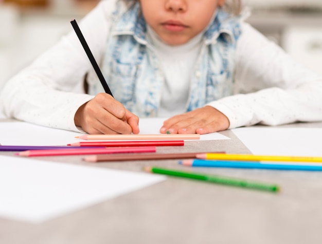 Foto gratuita bambina del primo piano che colora a casa