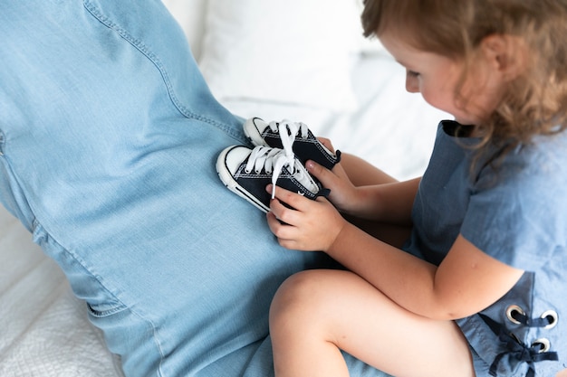 スモールシューズで遊んでクローズアップ女の子