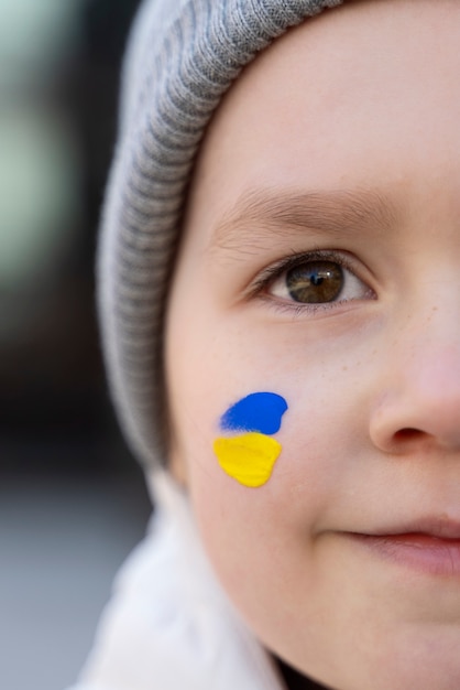 우크라이나 국기 페인트로 어린 아이를 닫습니다