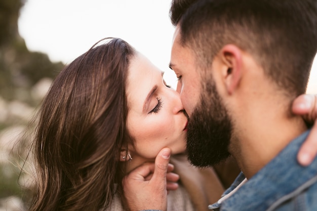 クローズアップの素敵なカップルがキス