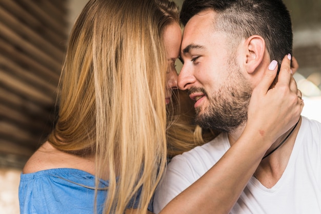 Foto gratuita primo piano di una coppia di innamorati