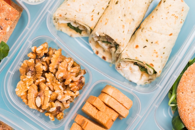 Free photo close-up lunchbox with wraps