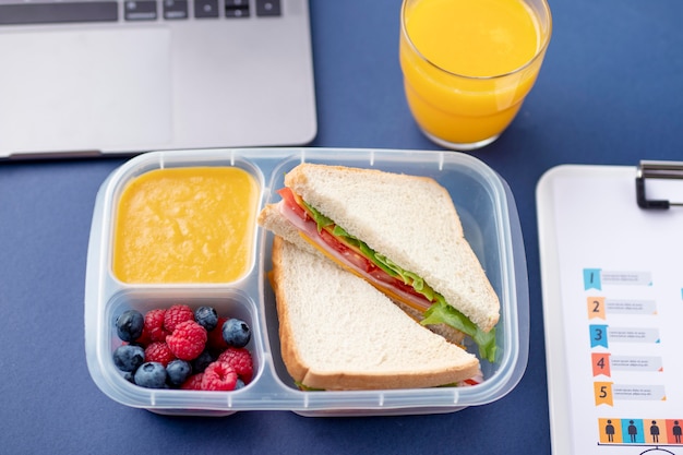 Free photo close up on lunchboxes with delicious food