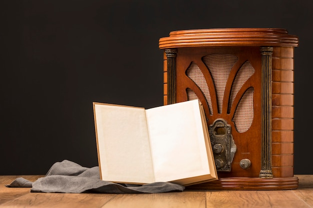 Крупный план роскошных ретро радиокнопок с открытой книгой