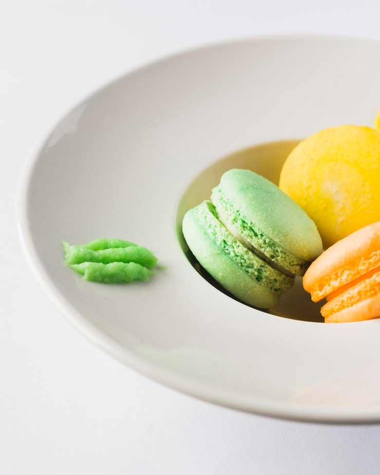 Free Photo close-up macarons in deep plate