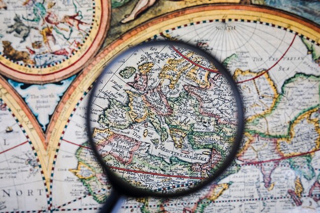 カラフルな古代の地図上の虫眼鏡のクローズアップ