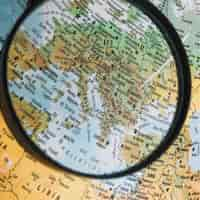 Free photo close-up magnifying glass over globe