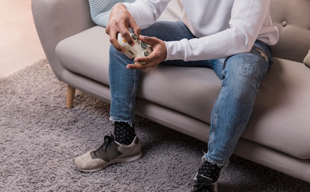 自宅のソファでクローズアップ男性