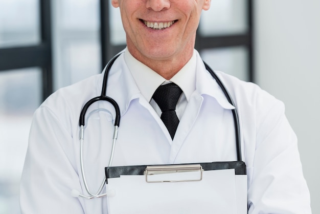 Free photo close-up male doctor