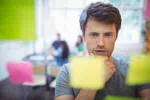 Free photo close-up of male executive reading sticky notes