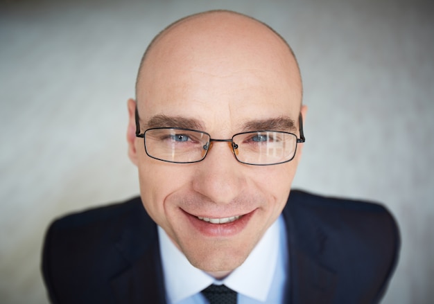 Free photo close-up of male executive with glasses