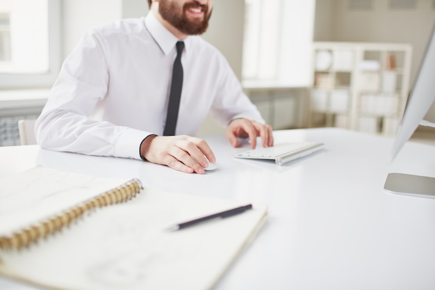 Free photo close-up of male executive with the mouse