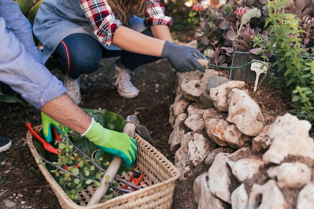 정원에서 일하는 남성과 여성의 정원사의 클로즈업