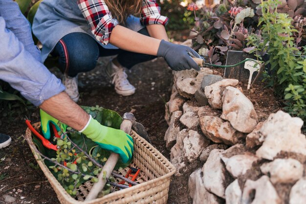 庭で働く男性と女性の庭師のクローズアップ