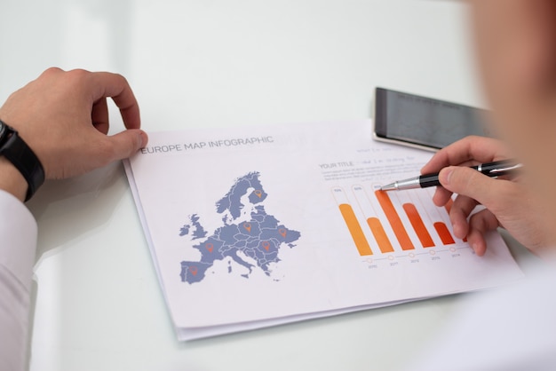 유럽 판매 통계 보고서 작업 남성 손 클로즈업
